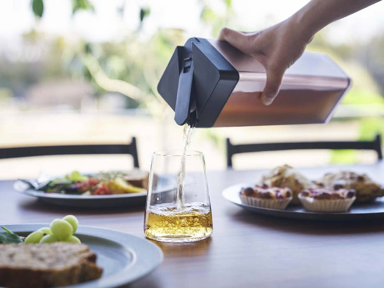 タワーブランドの倒して置けるブラック冷水筒