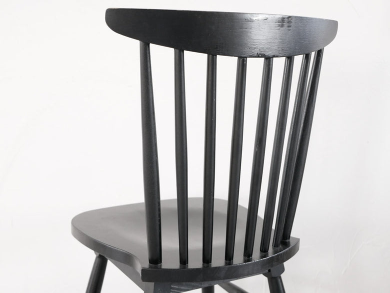 グレーのウィンザー型無垢材チェア