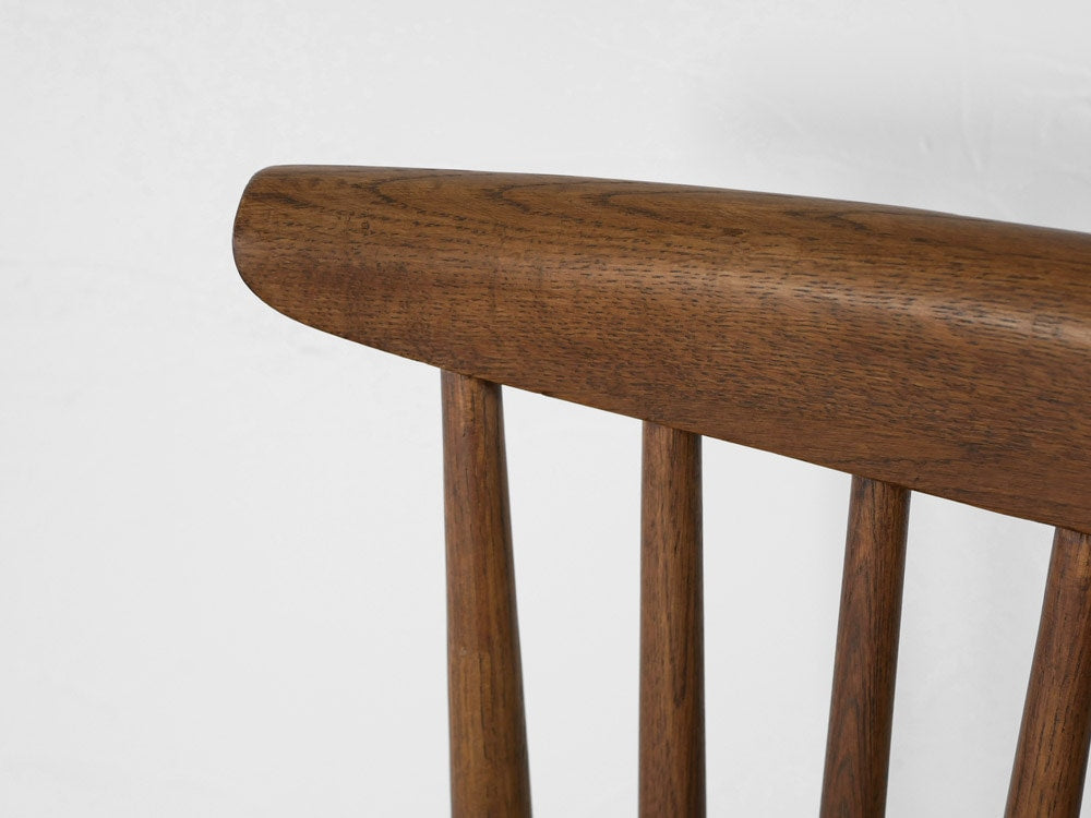 ブラウンのオーク無垢材製ウィンザーチェア