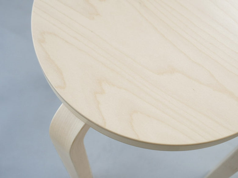 Artek製バーチ材ハードウッドスツール60、丸型クリアラッカー仕上げの木製スツール