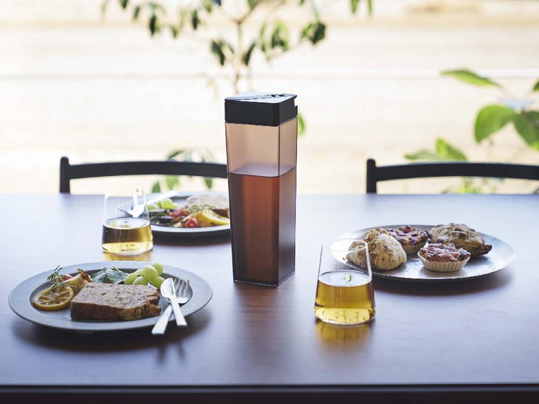 タワーのブラック倒して置ける冷水筒