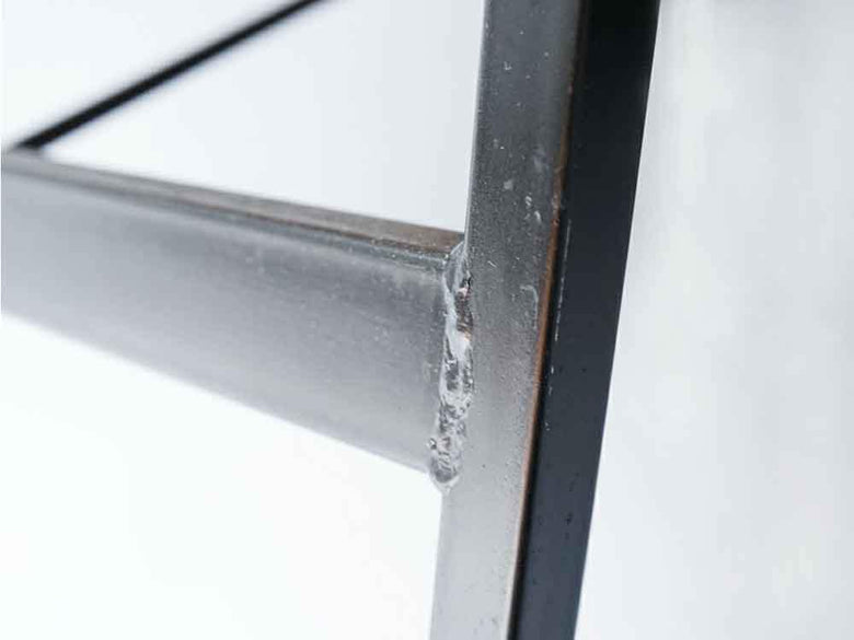 オーク無垢材と黒スチールのダイニングテーブル