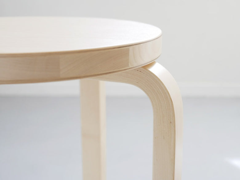 アルテック製バーチ材スツール60/E60。クリアラッカー塗装またはハニーステイン仕上げの木製スツール、直径38cm、高さ44cm。