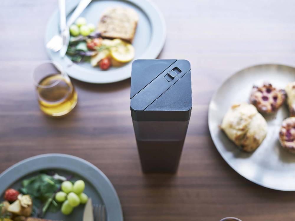 タワーの倒して置けるブラック冷水筒