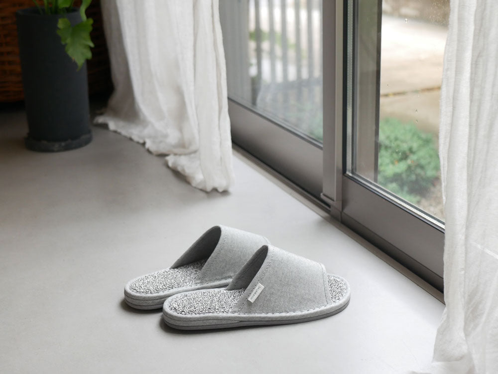 ささ和紙製のグレーと銀色のスリッパ