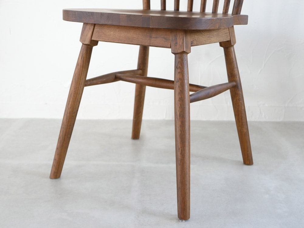 オーク無垢材製のウィンズーチェア