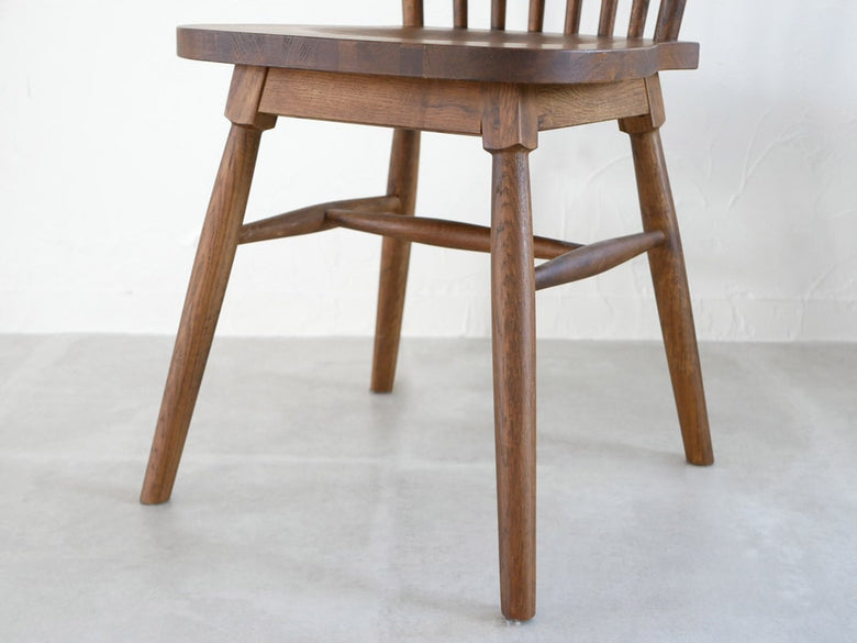 オーク無垢材製のウィンズーチェア