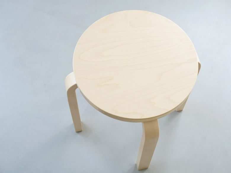 アルヴァ・アアルトデザインのアルテック製バーチ材スツール60、クリアラッカー塗装およびハニーステイン仕上げ
