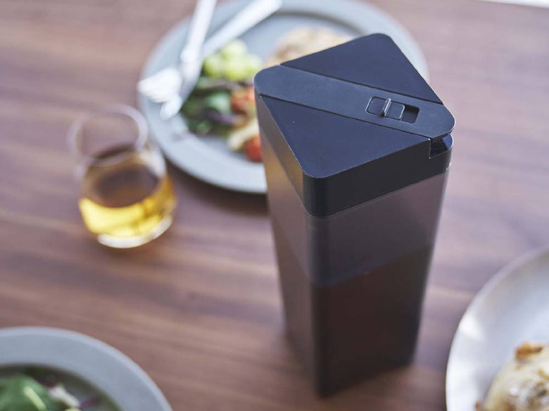 倒して置けるタワー冷水筒の黒色ボトル