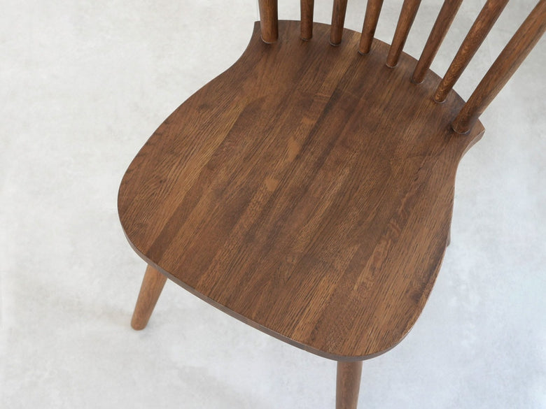 ブラウン無垢材仕上げのモダンチェア