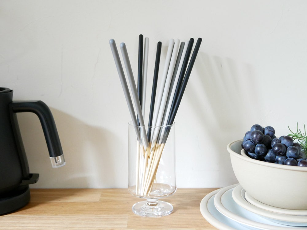 STIIKブランドの天然竹製カトラリー風箸2膳セットがテーブルに並べられている様子