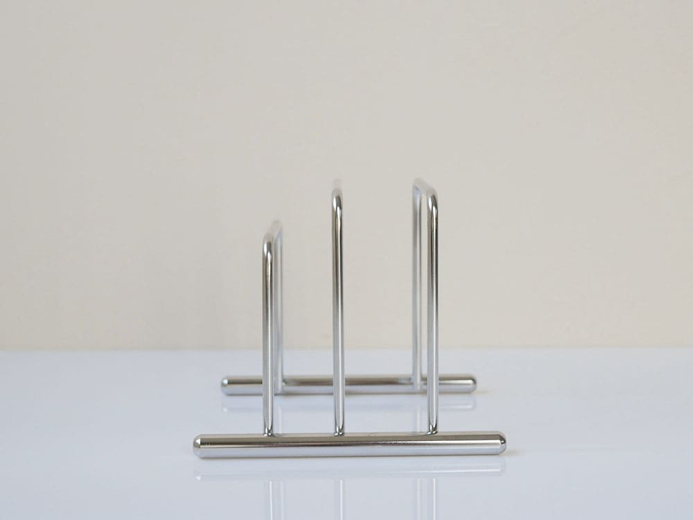 【SALUS/セイラス】デイリーまな板スタンド。18-8ステンレス製で縦135mm×横115mm×高さ110mmのシンプルなデザイン、日本製のキッチン用品