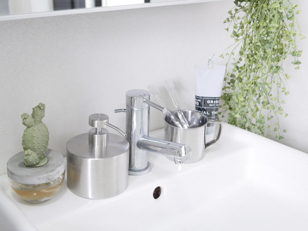 ダルトンのステンレスソープディスペンサーが洗面台に置かれている