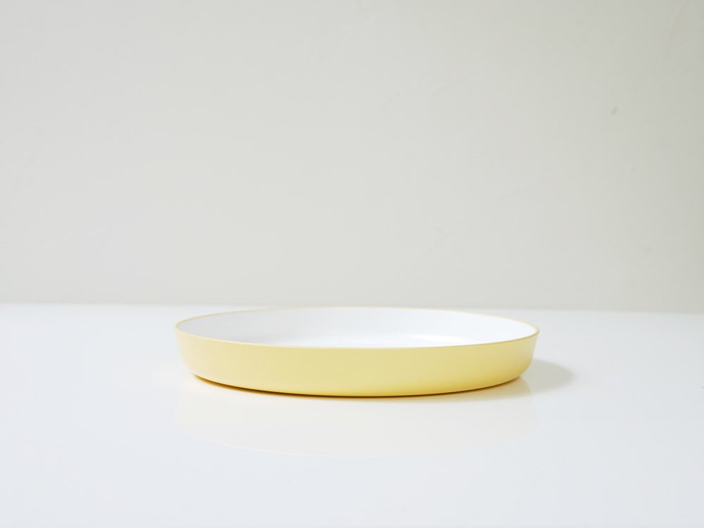 果物や乳製品が盛られた黄色のキッズプレート