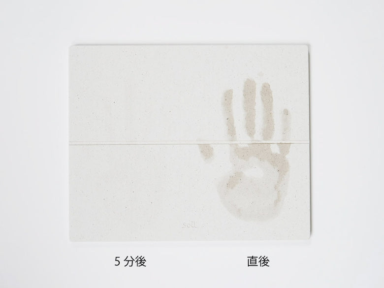 白いドライングボードに足跡模様が描かれたデザイン