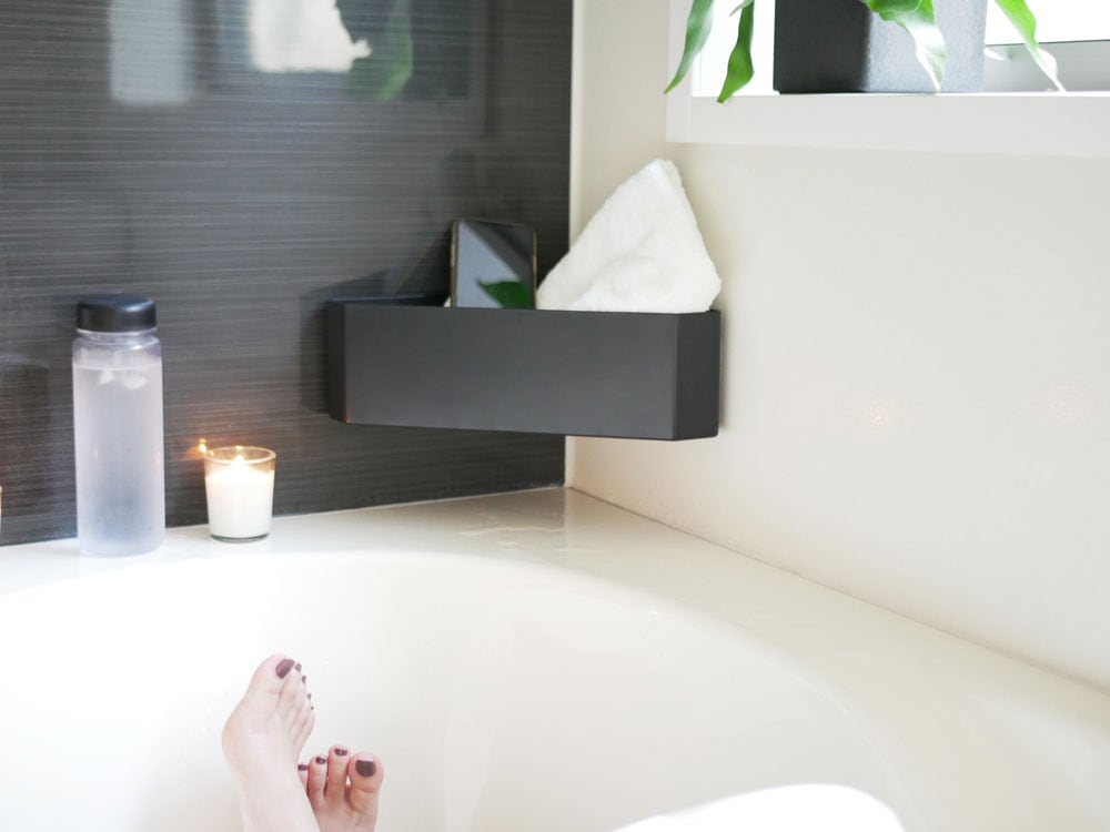 バスルームのコーナーに取り付けられたマグネットおもちゃラック