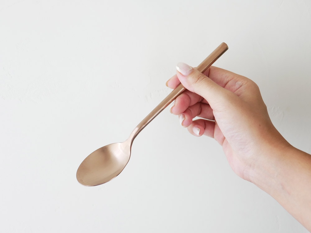 ダルトンスベルトカトラリーの木製と銅製のスプーンとフォーク