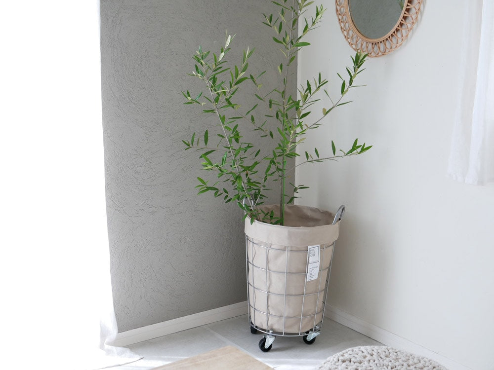 BRIDのランドリーストレージ ラウンド 33L。スチール製でキャスターとハンドルが付いた円形の収納ボックス