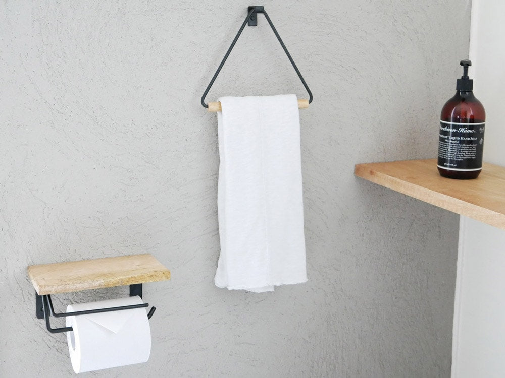 ポッシュリビングの木と鉄製トイレットペーパーホルダー