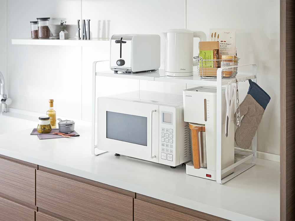 YAMAZAKI/toscaの【tower/タワー】伸縮レンジラック。スチール製で調節可能な棚とフックが付いたキッチン用収納機。