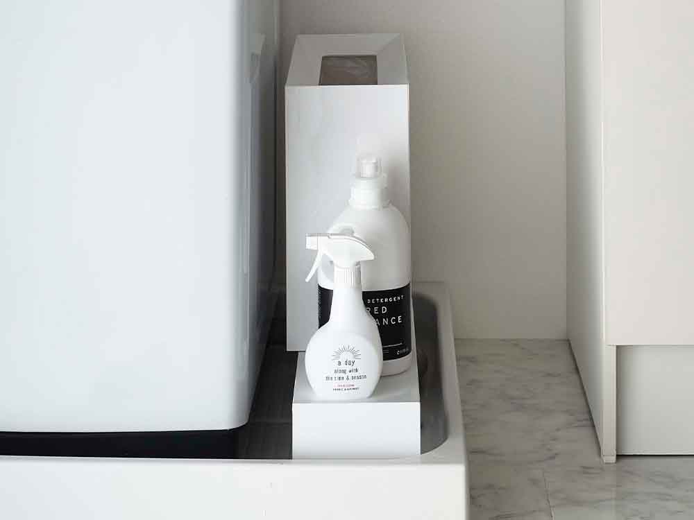 バスルームに設置された伸縮洗濯機排水口ラック