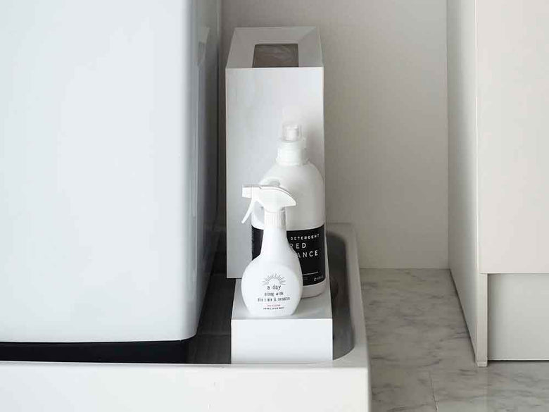 バスルームに設置された伸縮洗濯機排水口ラック