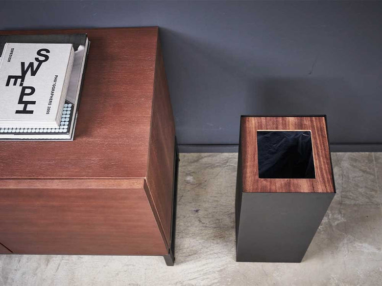 YAMAZAKI/Rinの木製蓋を持つトラッシュカン