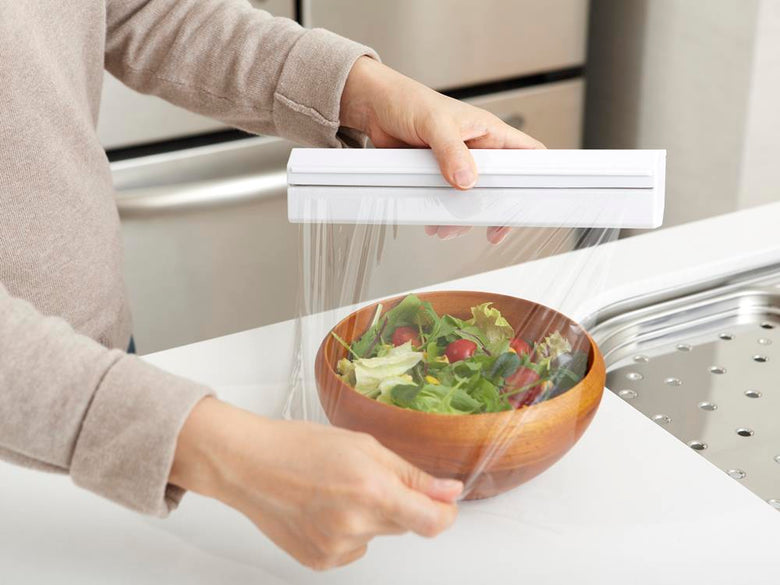 ideacoマグネットラップホルダー22がキッチンに設置されている