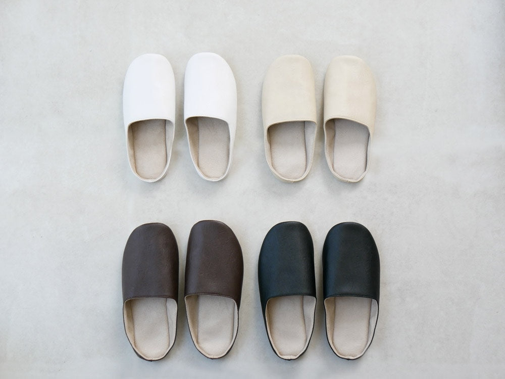 sarasa designのグレーとシルバーのレザークロッグ型ルームシューズ