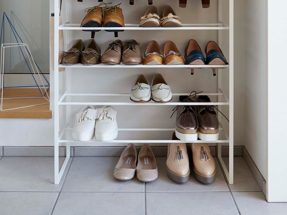 YAMAZAKIタワーの天板付きスチール製シューズラックに高ヒール靴とウォーキングシューズが整理整頓されている様子