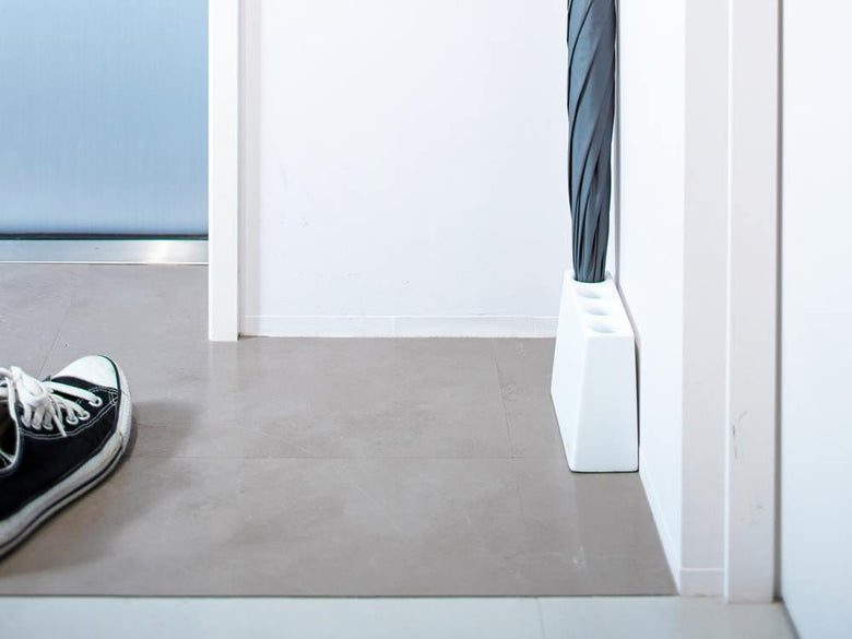 グレーのマットに置かれたideaco傘立て