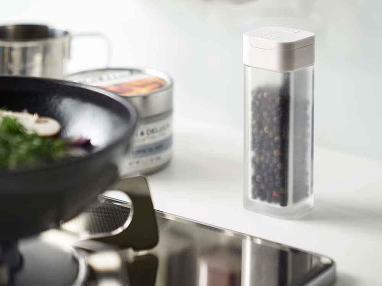 黒いマグネットスパイスボトルが壁に取り付けられている