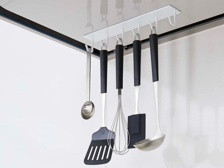 マグネットフックに吊るされたキッチン用具