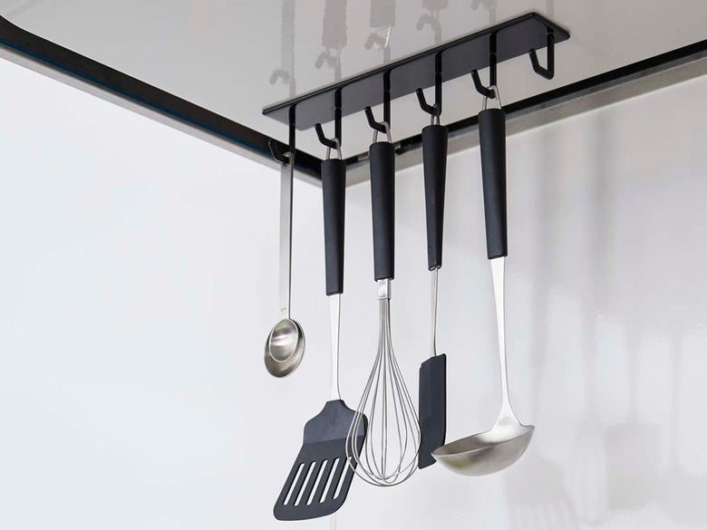 マグネットレンジフードフックで吊るされたキッチン用品