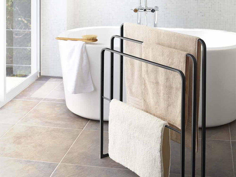 白を基調とした浴室に掛けられたタワー3連バスタオルハンガー