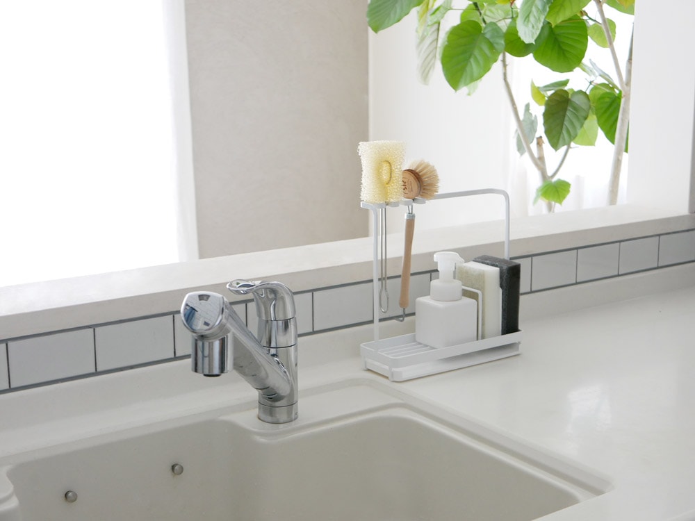 キッチンシンクに置かれたタワーのスポンジ＆クリーニングツールスタンド