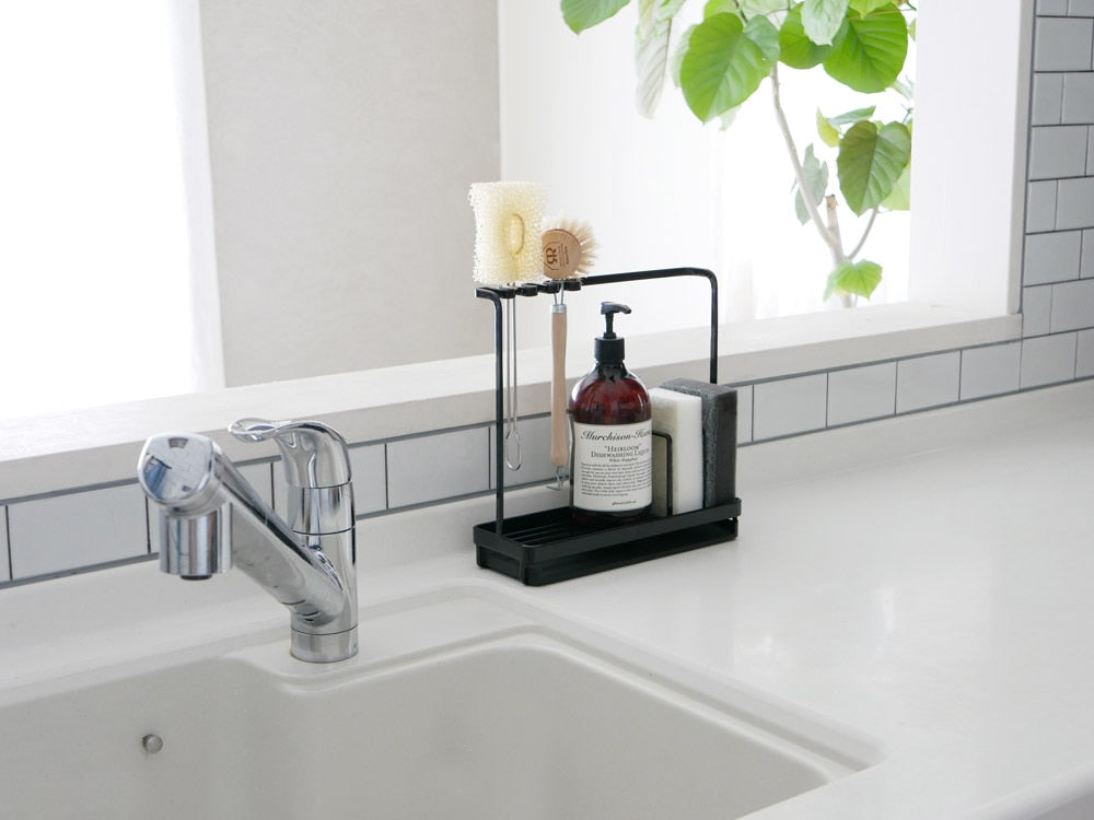 キッチンシンクと蛇口が設置されたインテリア