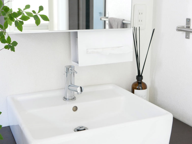 洗面台下に置かれたタワー製ペーパーボックスホルダー