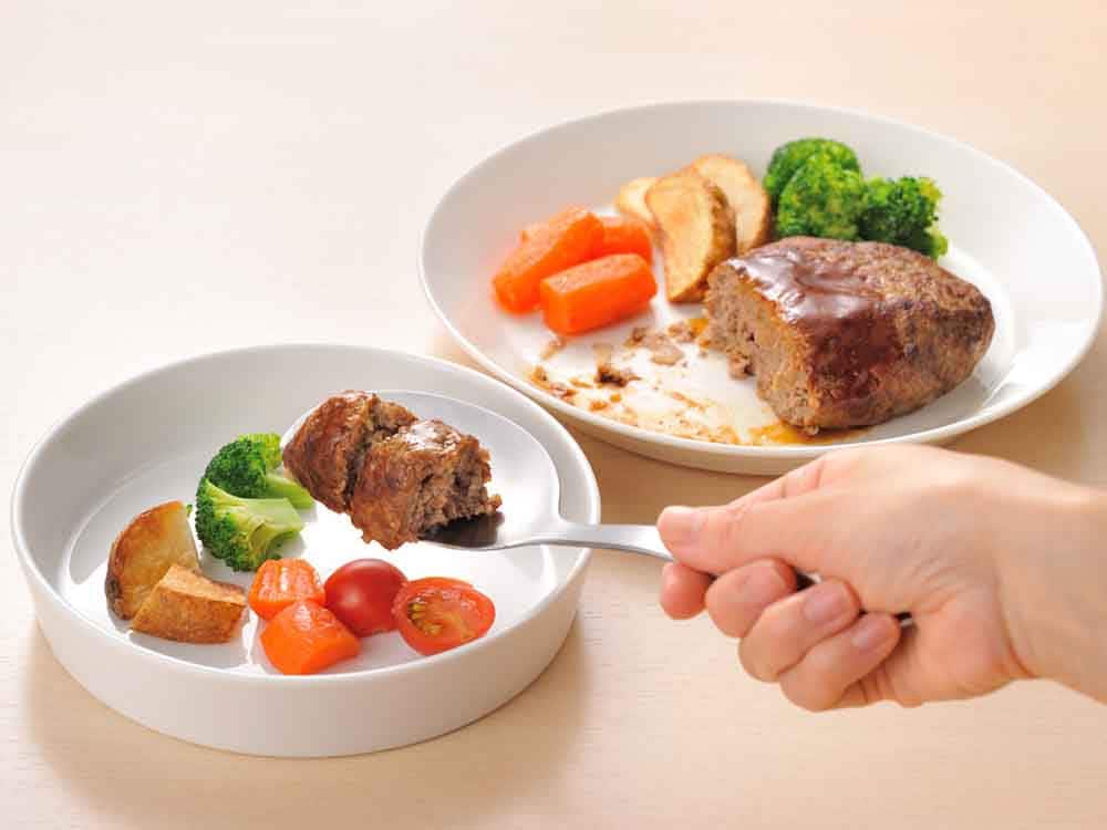 オークスのすくえるナイフと食材が並ぶ食卓