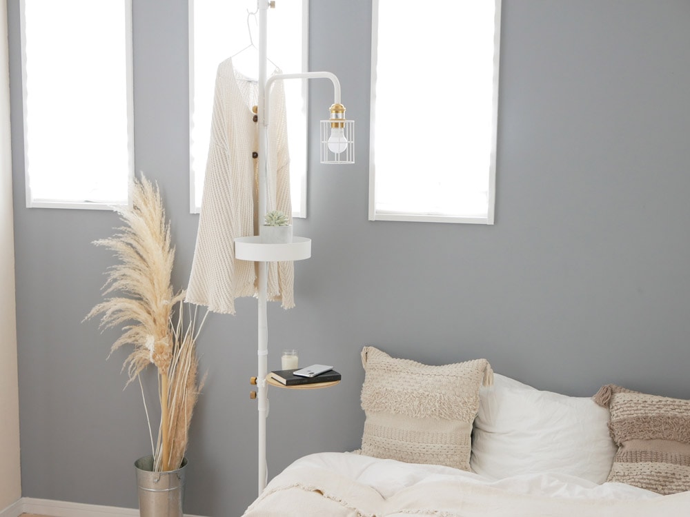 モダンな照明と家具が調和した室内