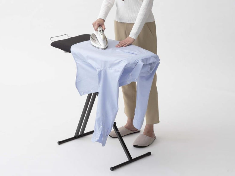 タワーの軽量スタンド式アイロン台とアイロン