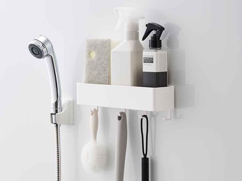 浴室に設置されたYAMAZAKIタワーマグネットストレージラック
