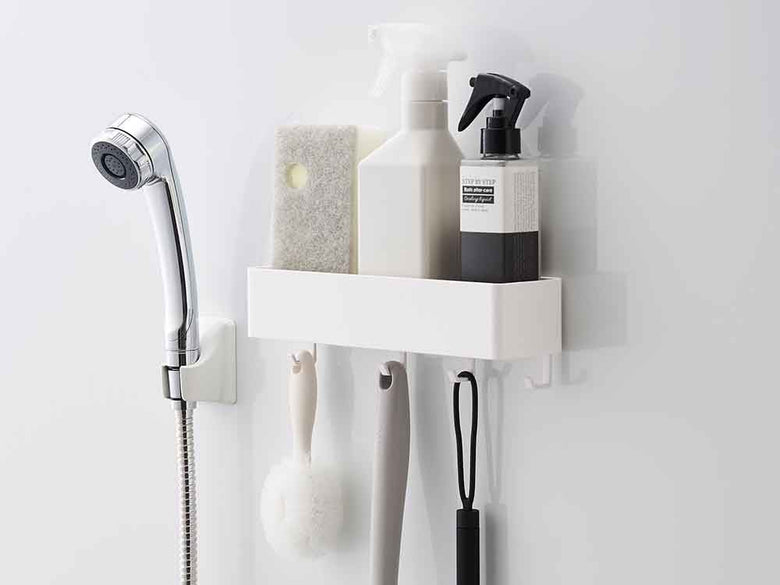 浴室に設置されたYAMAZAKIタワーマグネットストレージラック