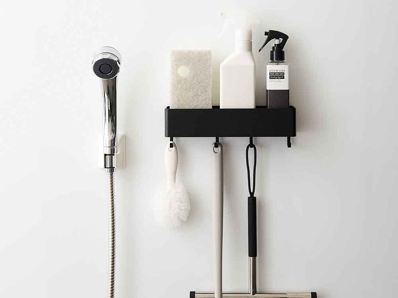 YAMAZAKIタワーのマグネットストレージラックにタオルやボトルが掛かっている