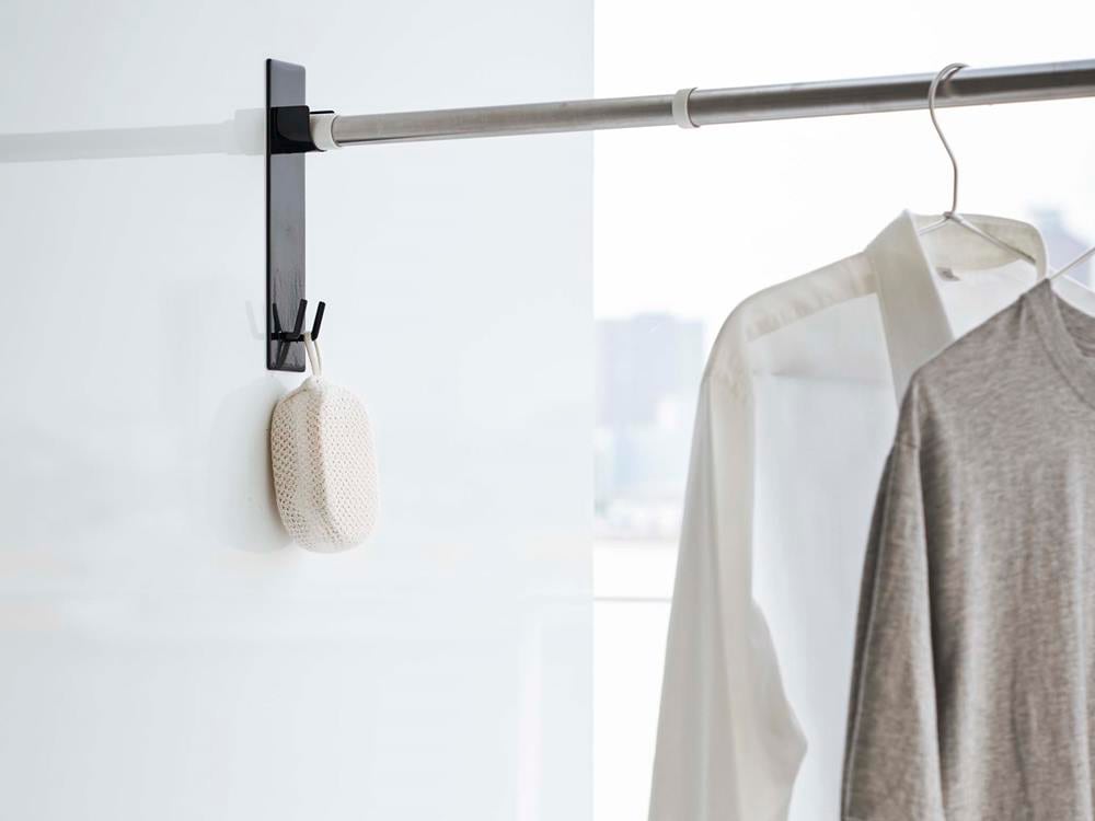 マグネット物干しホルダーにハンガーが吊るされている