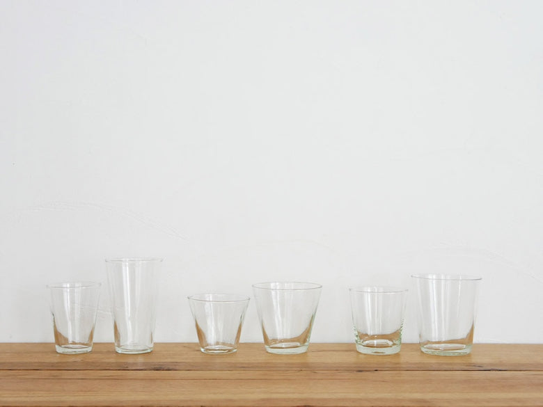 Horn Pleaseのリューズガラス製高ボールグラス、ショットグラス、オールドファッションドグラス、パイントグラスのセット。リサイクルガラスを使用した手作りの風合いが特徴です。