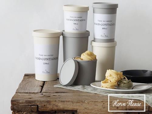 Horn PleaseのECOキャニスターと蓋が入ったパッケージボックス、コーヒーカップ用スリーブが同梱された画像