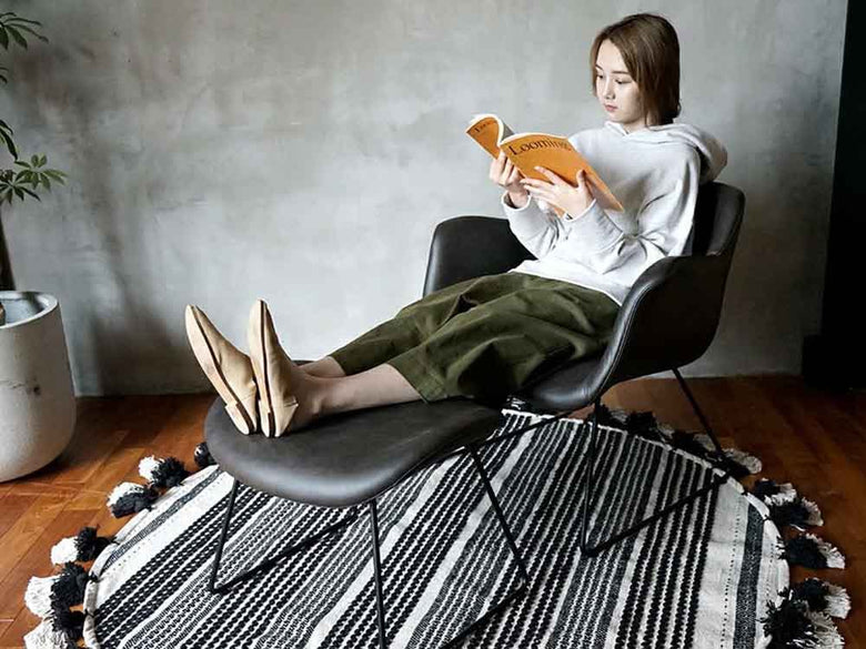 リビングに置かれたライトブラウンのPUNISHラウンジチェア