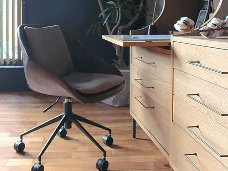 アデペシュPUNISHオフィスチェアと木製フローリング