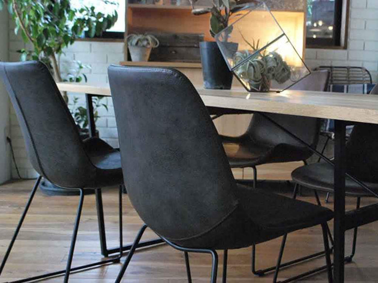 ライトブラウンのPUNISHウィングチェアと木製フロア